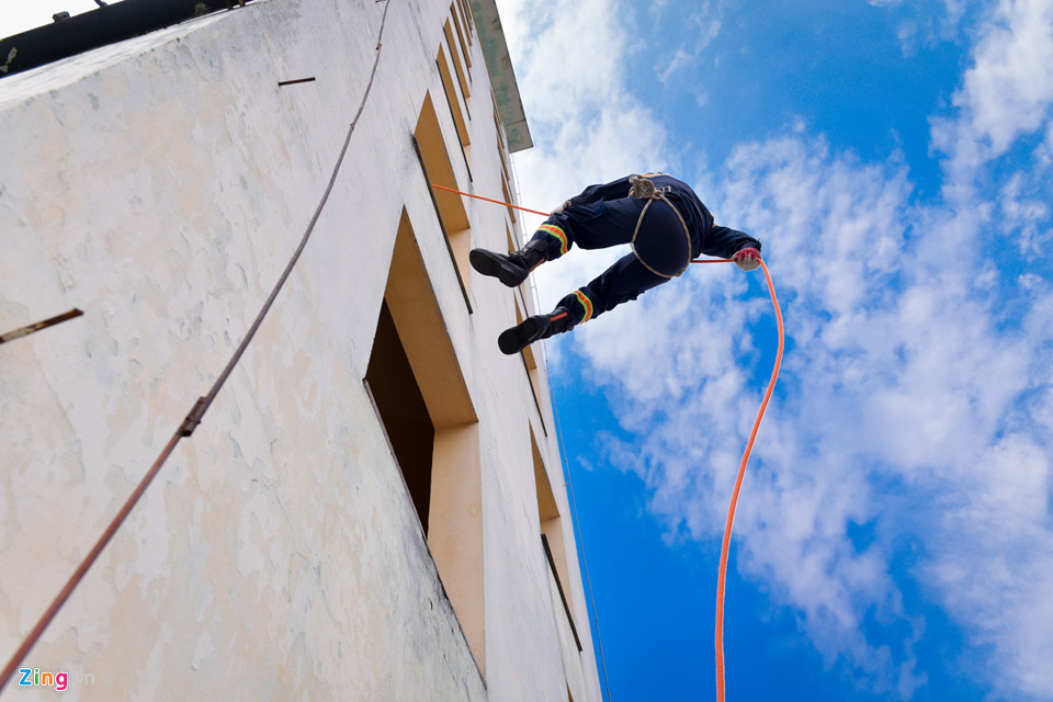 Khổ luyện leo thang, đu dây cứu hộ nạn nhân